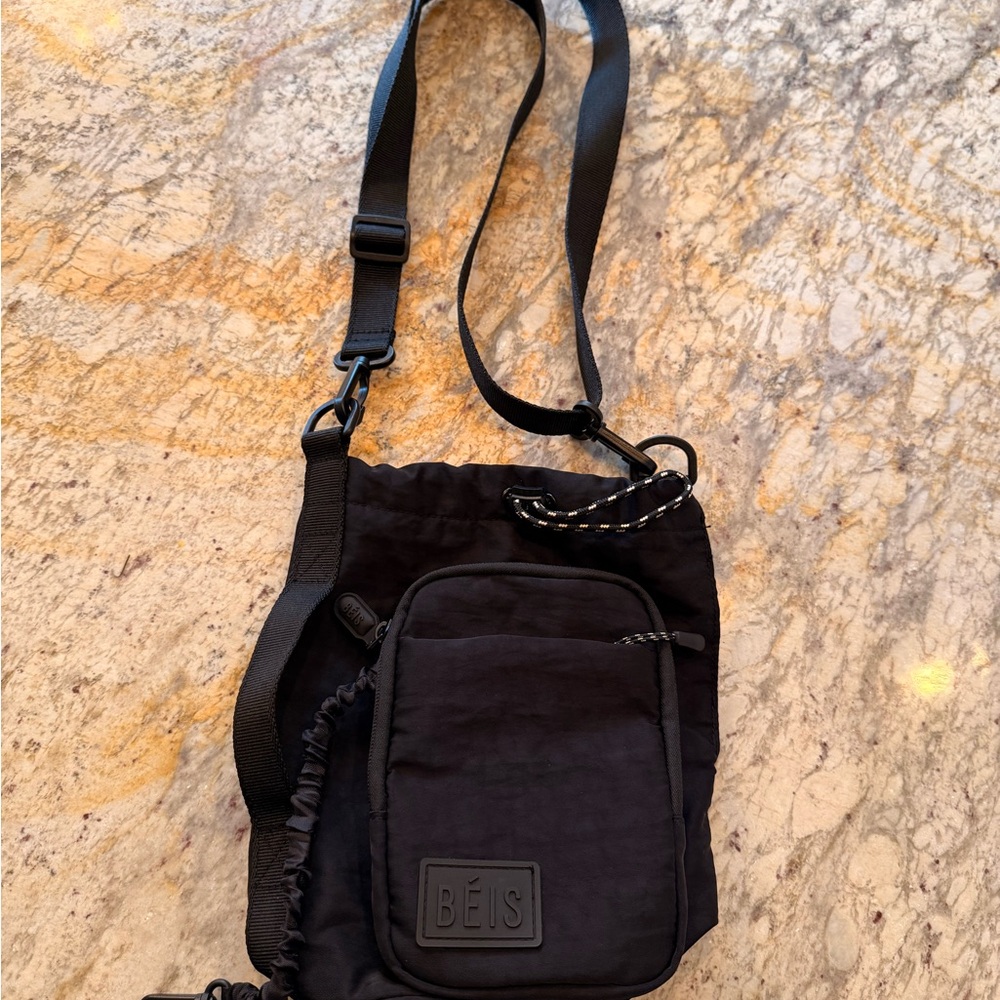 BÉIS THE MAGNETIC WATER BOTTLE SLING IN BLACK
